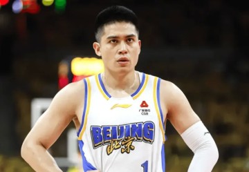陈盈骏全场13投5中，三分6中1得到11分2篮板10助攻3抢断